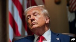 ABD Başkanı Donald Trump Çarşamba günü yaptığı ilk kabine toplantısı sırasında yakın zamanda Avrupa Birliği'nden ithalata yüzde 25'lik gümrük vergisi açıklayacaklarını söyledi, 26 Şubat 2025. 