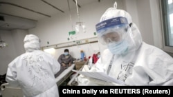 Kineski zdravstveni radnici u bolnici u gradu Wuhanu (Foto: Reuters/China Daily)
