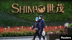 资料照：行人走过上海街头世茂集团的标识。（2022年1月13日）