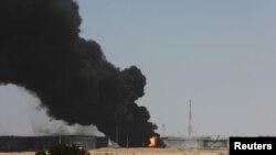 이란이 지원하는 예멘 후틴 반군의 공격으로 사우디아라비아 제다에 있는 원유 저장 시설에서 화염이 피어 오르고 있다. (자료사진)