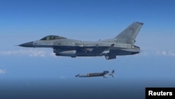 지난해 11월 한국 공군 F-15K 전투기에서 공대지 미사일을 발사하는 모습을 촬영한 사진을 한국 국방부가 공개했다.