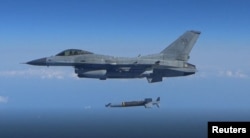 2일 한국 F-15K 전투기에서 NLL 이북 공해상을 향해 공대지 미사일을 발사하는 모습을 촬영한 사진을 한국 국방부가 공개했다.