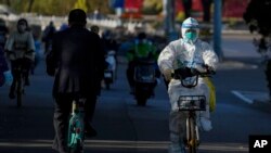 지난 3일 중국 베이징 시내에서 자전거를 탄 방역요원이 이동하고 있다. (자료사진)