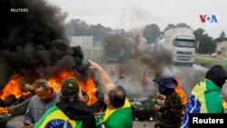 Para pengemudi truk yang mendukung Presiden Jair Bolsonaro memblokir jalan-jalan raya pasca pilpres yang dimenangkan oleh mantan Presiden Luiz Inácio Lula da Silva (1/11). 