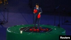 Waziri mkuu wa Japan, Shinzo Abe akiwa katika uwanja wa Maracana.