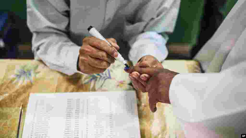 Un homme se fait marquer l&rsquo;ongle à l&#39;encre bleue, signe qu&rsquo;il vient juste de voter, lors du premier jour des élections présidentielle et législatives, à Khartoum, au Soudan, le 13 avril 2015. &nbsp;