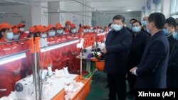 资料照：中共领导人习近平戴着口罩视察陕西安康一家工厂的生产线。（2020年4月21日）