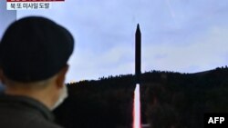 បុរស​ម្នាក់​ទស្សនា​ការ​ផ្សាយ​ព័ត៌មាន​តាម​ទូរទស្សន៍​ អំពី​ការ​បាញ់​សាកល្បង​មីស៊ីល​របស់​កូរ៉េខាងជើង នៅ​ស្ថានីយ​រថភ្លើង​មួយ​កន្លែង​នៅ​ទី​ក្រុង​សេអ៊ូល ប្រទេស​កូរ៉េខាងត្បូង កាល​ពី​ថ្ងៃ​ទី​២ ខែ​វិច្ឆិកា ឆ្នាំ​២០២២។ 