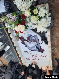 سنگ مزار حنانه کیا، از کشته‌شدگان اعتراضات سراسری ایران ۱۴۰۱