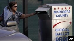 Žena ostavlja glasački listić u okrugu Maricopa, u Phoenixu u Arizoni, 1. novembra 2022. 