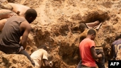 Des mineurs artisanaux cherchent du cobalt et du cuivre dans la mine artisanale de Shabara, près de Kolwezi, le 12 octobre 2022. (Photo by Junior KANNAH / AFP)