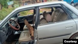 រថយន្ត​របស់​អ្នកសារព័ត៌មាន​ ដែល​ត្រូវ​បាន​វាយប្រហារ កាល​ពី​ថ្ងៃទី២៨ ខែកញ្ញា ឆ្នាំ២០២០ នៅ​ក្នុង​ស្រុក​មេមត់ ខេត្ត​ត្បូងឃ្មុំ។ (រូបថតផ្តល់ដោយលោក រេន សំណាង)