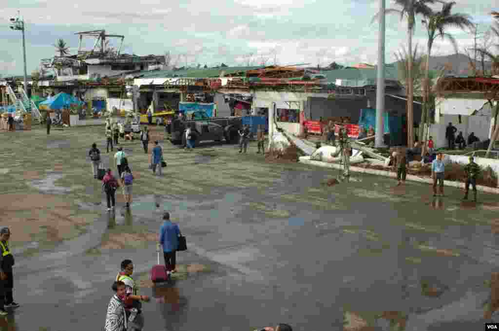 Tacloban airport&#39;s terminals were destroyed by the typhoon. Some limited commercial traffic is now utilizing the airport, Nov. 21, 2013. (Steve Herman/VOA)