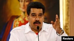 Presiden Venezuela Nicolas Maduro dalam sebuah pertemuan dengan para walikota dan gubernur di Istana Miraflores Palace di Caracas (8/1). (Reuters/Carlos Garcia Rawlins)