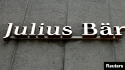រូបឯកសារ៖ ឡូហ្គោរបស់ធនាគារឯកជនស្វីស Julius Baer ត្រូវបានគេមើលឃើញនៅទីស្នាក់ការកណ្តាលរបស់ធនាគារនៅទីក្រុង Zurich ប្រទេសស្វីសថ្ងៃទី ១ ខែកុម្ភៈឆ្នាំ ២០១៧។ (REUTERS)