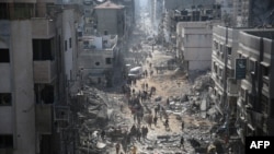 팔레스타인 주민들이 1일 이스라엘군이 철수한 가자지구 북부 알시파 병원 일대 피해 상황을 점검하고 있다. 