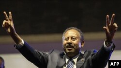 Le Premier ministre soudanais Abdalla Hamdok brandit le signe de la victoire lors d'une cérémonie marquant le premier anniversaire du soulèvement qui a renversé Omar al-Bachir, à Khartoum le 25 décembre 2019. (Photo par ASHRAF SHAZLY / AFP)
