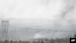 지난해 10월 시리아 수도 다마스쿠스 외곽을 이스라엘이 공습한 직후 연기가 솟아오르고 있다고 현지 관영매체가 보도한 장면. (자료사진)