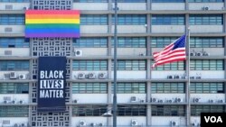 The U.S. Embassy in Seoul displays a Black Lives Matter banner and LGBTQ pride flag, in Seoul, South Korea, June 15, 2020. (William Gallo/VOA)