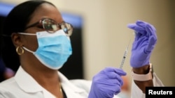 រូបឯកសារ៖ វេជ្ជបណ្ឌិតប្រចាំមន្ទីរពេទ្យ Northwell Health រៀបចំវ៉ាក់សាំងកូវីដ១៩ របស់ក្រុមហ៊ុន Pfizer នៅមន្ទីរ Long Island Jewish ក្នុងទីក្រុង New Hyde Park រដ្ឋ New York កាលពីថ្ងៃទី១៤ ខែធ្នូ ឆ្នាំ២០២០។