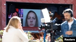 Medijske ekipe ispred suda tokom izricanja kazne medicinskoj sestri Lusi Letbi (Foto: REUTERS/Phil Noble)