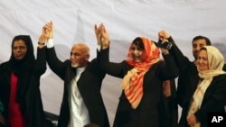 Presiden baru Afghanistan Ashraf Ghani bersama para perempuan pendukungnya.