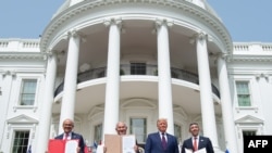 지난 9월 미국 워싱턴 백악관에서 도널드 트럼프 대통령의 중재로 이루어진 이스라엘-아랍에미리트(UAE)-바레인의 아브라함 협정 서명식에서 압둘라티프 알-자야니 바레인 외무장관(왼쪽부터)과 베냐민 네타냐후 이스라엘 총리, 세이크 압둘라 빈 자예드 알나흐얀 UAE 외무장관이 서명했다.