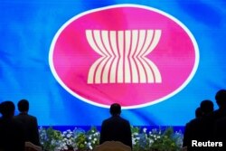 មេដឹកនាំអាស៊ានឈើរគោរពភ្លេងជាតិអាស៊ាន ក្នុងពិធីបើកិច្ចប្រជុំកំពូលអាស៊ានលើកទី ៤០ និងលើកទី ៤១ និងកិច្ចប្រជុំកំពូលពាក់ព័ន្ធ នៅរាជធានីភ្នំពេញ ថ្ងៃទី ១១ ខែវិច្ឆិកា ឆ្នាំ ២០២២។