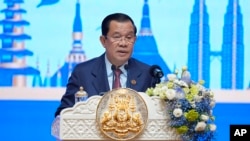 រូបឯកសារ៖ នាយករដ្ឋមន្ត្រីកម្ពុជាលោក ហ៊ុន សែន ថ្លែងក្នុងពិធីបើកិច្ចប្រជុំកំពូលអាស៊ានលើកទី ៤០ និងលើកទី ៤១ និងកិច្ចប្រជុំកំពូលពាក់ព័ន្ធ នៅរាជធានីភ្នំពេញ ថ្ងៃទី ១១ ខែវិច្ឆិកា ឆ្នាំ ២០២២។