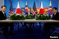 조 바이든 미국 대통령(가운데)과 윤석열 한국 대통령(왼쪽), 기시다 후미오 일본 총리가 지난해 6월 나토(NATO∙북대서양조약기구) 정상회의가 열린 스페인 마드리드에서 회담했다.