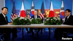 조 바이든(가운데) 미국 대통령과 윤석열(왼쪽) 한국 대통령, 기시다 후미오(오른쪽) 일본 총리가 지난해 6월 스페인 마드리드 북대서양조약기구(NATO∙나토) 정상회의 현장에서 회담하고 있다. (자료사진)