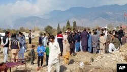 ফাইল- পাকিস্তানের খাইবার পাখতুনখোয়া প্রদেশের কুররাম জেলার পারাচিনার শহরে বন্দুকের গুলিতে নিহত একজন শিয়া মুসলমানের লাশ দাফন করার দৃশ্য। ২২ নভেম্বর,২০২৪। 