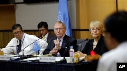 유엔 북한인권 조사위원회가 지난해 8월 서울에서 열린 북한 인권 공청회에서 정치범수용소 출신 탈북자들의 증언을 듣고 있다. (자료사진)