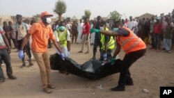 Des secouristes transportent une victime après une explosion à Maiduguri, Nigeria, 27 avril 2018.