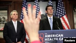 폴 라이언(오른쪽) 하원의장과 케빈 맥카시 하원 공화당 원내대표가 지난 3월 워싱턴 DC 공화당 전국위원회에서 건강보험개혁법안에 대해 설명한 뒤 질문을 받고 있다. 