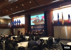 11月20日在华盛顿全国记者俱乐部举行的美中关系论坛原定由何志平发表闭幕致辞（美国之音许宁摄）