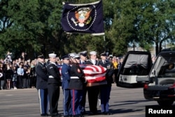 Kovčeg sa telom bivšeg američkog predsednika Džordža Buša starijeg nose vojnici u Hjustonu, u državi Teksas.