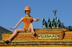 Patung aktris Liza Minnelli, dibuat dari lemon dan jeruk, dalam komedi musikal "Cabaret" Festival Lemon ke-84 bertema "Broadway" di Menton, Perancis, 15 Februari 2017.