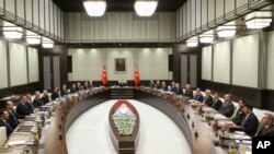 Turkey's President Recep Tayyip Erdogan (C) chairs the National Security Council that met to recommend prolonging the state of emergency by a further three months, in Ankara, Turkey, Jan. 17, 2018. 
