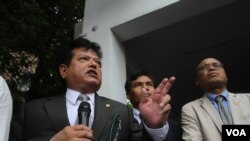 រូបឯកសារ៖ លោក យ៉ែម បុញ្ញឫទ្ធិ អគ្គនាយករដ្ឋបាល និងអ្នកនាំពាក្យគណបក្សសង្គ្រោះជាតិ និយាយ​ទៅ​កាន់​អ្នក​សារព័ត៌មាន​នៅទីស្នាក់ការ​កណ្ដាល​បក្ស​នៅ​ទី​ក្រុង​ភ្នំពេញនៅ​ថ្ងៃ​ច័ន្ទ​ទី​៣០​ឧសភា​នេះ ​ដើម្បី​ហែរ​ញត្តិ​ទៅ​រដ្ឋសភា​ជាតិ​និង​ថ្វាយជូន​ព្រះ​មហាក្សត្រលើ​ព្រះរាជ​អន្តរាគមន៍​លើ​អភ័យ​ឯកសិទ្ធិ​តំណាងរាស្រ្ត​​បន្ទាប់ពី​មាន​ករណី​​តុលាការ​តាមចាប់​ខ្លួន​លោក​កឹម សុខា​ប្រធាន​ស្ដីទី​គណបក្ស​សង្រ្គោះជាតិ​ ក្នុង​ករណី​រឿង​អាស្រូវ​ផ្លូវភេទ​កន្លង​មក​​។ (ឡេង ឡែន​/VOA) 