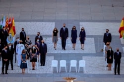 Dari kiri ke kanan: Puteri Leonor, Raja Felipe VI, Ratu Letizia dan Puteri Sofia dalam upacara untuk menghormati para korban Covid-19 di Istana Kerajaan Madrid di Madrid, Spanyol, 16 Juli 2020.
