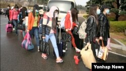 지난 2016년 4월 북한 해외식당에서 근무하던 종업원 13명이 집단 탈출해 한국에 입국했다며, 한국 통일부가 공개한 사진. 통일부는 입국자가 남자 지배인 1명과 여자 종업원 12명이라고 밝혔었다.