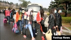 북한 해외식당에서 근무하는 종업원 13명이 집단 탈출해 7일 국내에 입국했다고 한국 통일부가 8일 밝혔다. 정준희 통일부 대변인은 이날 정부서울청사에게 열린 기자회견에서 "북한 해외식당에서 근무 중이던 지배인과 종업원 등 13명이 집단 귀순했다"며 "이들은 남자 지배인 1명과 여자 종업원 12명으로, 4월 7일 서울에 도착했다"고 말했다. 통일부 제공 사진.