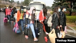 북한 해외식당에서 근무하는 종업원 13명이 집단 탈출해 지난 7일 국내에 입국했다고 한국 통일부가 8일 밝혔다. 정준희 통일부 대변인은 이날 정부서울청사에게 열린 기자회견에서 "북한 해외식당에서 근무 중이던 지배인과 종업원 등 13명이 집단 귀순했다"며 "이들은 남자 지배인 1명과 여자 종업원 12명으로, ㅈ지난 7일 서울에 도착했다"고 말했다. 통일부 제공 사진.