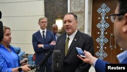 Le secrétaire d'Etat américain Mike Pompeo, à l'aéroport Al Batten d'Abou Dhabi (Émirats arabes unis)
