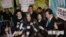 民主派四议员星期五在高等法院外（苹果日报图片）
