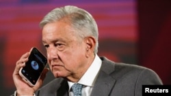 Meksički predsednik Andres Manuel Lopez Obrador razgovara sa guvernerom Tamaulipasa Amerikom Viraljelom za vreme konferencije za novinare u Meksiko sitiju, 7. marta 2023.