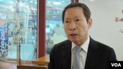 지난 1950년 6.25 당시 함경남도 흥남에서 철수한 수송선 ‘메러디스 빅토리호’에서 태어난 손양영 씨가 VOA와 인터뷰하고 있다. 1950년 12월 25일 이 배에서 5명의 아이가 태어났는데, 미국 선원들은 이들을 기적의 아기라는 뜻의 `미라클 베이비’(miracle baby)라고 부르며 각 각 `김치 원’부터 `김치 파이브’라는 별명을 붙여주었다.