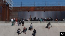 شماری از مهاجران غیر قانونی که تلاش دارد از مرز مکسیکو وارد ایالات متحده شوند( تصویر از آرشیف صدای امریکا) 