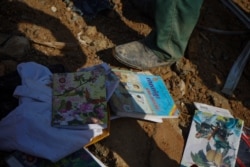 សៀវភៅសិក្សានៅកន្លែងដែលមានការបាក់អគារនៅក្រុងកែប ខេត្តកែប កាលពីថ្ងៃអាទិត្យ ទី០៥ ខែមករា ឆ្នាំ២០២០។ (ខាន់ សុគុំមនោ/VOA)